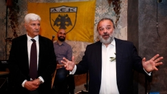 Ο Μάριος Ηλιόπουλος με τον Στέλιο Μανωλά στην κοπή της πίτας των Παλαιμάχων της ΑΕΚ