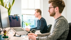 Τεμπελάκος υπάλληλος δεν «ψήνεται» να δουλέψει: Χαζεύει ατελείωτα στο διαδίκτυο, τον απολύουν και τους παίρνει αποζημίωση 40.000 ευρώ