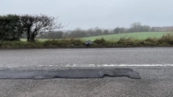 Έσκασε λάστιχο του αυτοκινήτου του από λακκούβα και του επέβαλαν πρόστιμο 80€