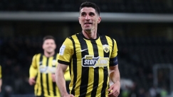 Ο αρχηγός της ΑΕΚ, Πέτρος Μάνταλος μετά το γκολ με τον Λεβαδειακό