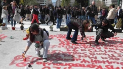 Συλλαλητήριο για Τέμπη: Έγραψαν και πάλι με κόκκινη μπογιά τα ονόματα των θυμάτων (vid)