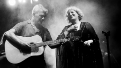 «Μαύρη πέτρα»: Στου χρόνου τα στενά… (vid)