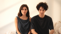 «Μικρές Ταπεινώσεις»: Το φως στη γωνία του παραθύρου