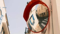 Σαγκάη: Γυναίκα προκάλεσε τροχαία ατυχήματα καθώς άλλαζε τον καθρέφτη κυκλοφορίας για καλύτερο φενγκ σούι