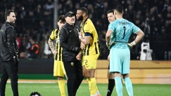 Ο Αρόλντ Μουκουντί της ΑΕΚ μετά τον τραυματισμό του στην Τούμπα