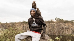 Ο άστεγος «Birdman» του Ναϊρόμπι: Δεν έχει να φάει, αλλά φροντίζει πουλιά σαν να είναι πλούσιος (vid)