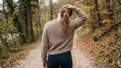 Έκανε «κρακ» τον λαιμό της για να ξεπιαστεί και έπαθε εγκεφαλικό: Έχασε προσωρινά όραση και ομιλία (vid)