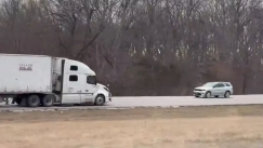 Οδηγός νταλίκας κινήθηκε ανάποδα σε αυτοκινητόδρομο των ΗΠΑ (vid)