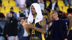 Μπαίνει ο Τζέιμς ο Νάναλι σε ένα μπαρ...