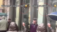 «Θεία, μήπως ξέχασες κάτι;»: Η επική στιγμή που γυναίκα κρατάει κλειστή ομπρέλα μέσα στη βροχή (vid)