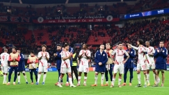 Οι παίκτες του Ολυμπιακού πήγαν στον κόσμο τους μετά το ματς στο Λεβερκούζεν