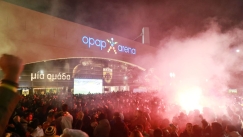 Οι οπαδοί της ΑΕΚ στην Allwyn Arena