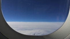 Γιατί τα παράθυρα των αεροπλάνων έχουν μία μικρή τρύπα: Ο κρίσιμος ρόλος της στην ασφάλεια της καμπίνας (vid)