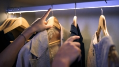 Η πολυτέλεια της απλότητας: Ποια ρούχα αποφεύγουν να φορούν οι πλούσιοι