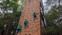 Το πιο δύσκολο απολυτήριο: Πρέπει να ανέβεις σε τοίχο 5 ορόφων για να αποφοιτήσεις από αυτό το σχολείο