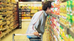 Κρύφτηκε όλη νύχτα σε σούπερ μάρκετ, γέμισε τέσσερις βαλίτσες και τον έπιασαν με λεία 18.000 ευρώ