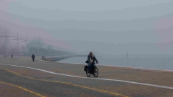 «Εξαφανίστηκε» η Θεσσαλονίκη: Πέπλο ομίχλης κάλυψε την πόλη