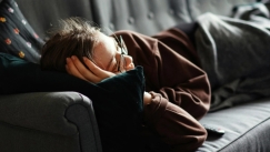 Όσοι κοιμούνται με την τηλεόραση ανοιχτή, έχουν αυτά τα 4 χαρακτηριστικά