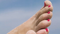 Γιατί ζαρώνουν τα δάχτυλα όταν μένουμε ώρα στο νερό; Η επιστημονική εξήγηση πίσω από το φαινόμενο