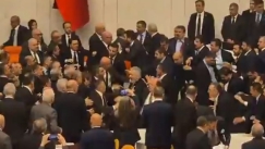 Ο κακός χαμός στην Τουρκική Εθνοσυνέλευση: Άγριος καβγάς με γροθιές και κλωτσιές στην ορκωμοσία νέων υπουργών (vid)