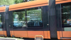 Χαμός στο τραμ: Πιτσιρικάδες πετούσαν συσκευή ερωτικού βοηθήματος σε επιβάτες προκαλώντας αναστάτωση (vid)