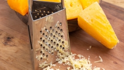 Τι χρησιμεύει η «μυτερή» πλευρά στον τρίφτη τυριού: Η απάντηση που μπερδεύει πολλούς στην κουζίνα