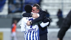 Ο Ουκάκι αγκάλιασε τον Κέρκεζ μετά το 0-1 με την Κηφισιά