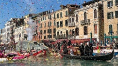 Απίστευτες εικόνες στη Βενετία: Ψάρια βγήκαν στη στεριά και πλημμύρισαν τους δρόμους