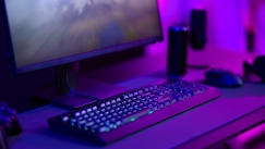 AOC & Philips Monitors: Πώς «μοιράζουν» την αγορά μεταξύ gaming και B2B