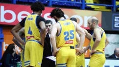 Οι παίκτες του Περιστερίου ακούν τις οδηγίες του Βασίλη Ξανθόπουλου