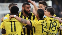 Οι παίκτες της ΑΕΚ πανηγυρίζουν το γκολ του Μουκουντί με την ΑΕΛ