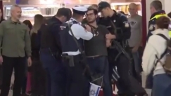 Η στιγμή που αστυνομικοί προσάγουν άνδρα με σημαία του Ισραήλ στο «Ελευθέριος Βενιζέλος»
