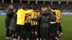 Οι παίκτες της ΑΕΚ σε κύκλο, σε ένα μήνυμα ενότητας