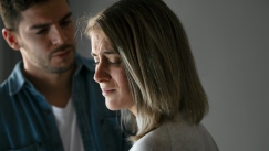 Ούτε τα μηνύματα, ούτε οι απουσίες: Ντεντέκτιβ αποκαλύπτει την ξαφνική αλλαγή που δείχνει απιστία (vid)