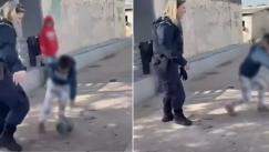 Γυναίκα αστυνομικός παίζει μπαλίτσα με πιτσιρίκια σε καταυλισμό Ρομά κατά τη διάρκεια επιχείρησης (vid)