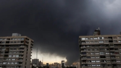 Ανησυχία στην Τεχεράνη για τη μαύρη και τοξική βροχή μετά τις επιθέσεις στις πετρελαϊκές εγκαταστάσεις (vid)