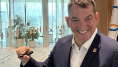 Ο Πύρρος Δήμας υπέγραψε στον Τοίχο των Ολυμπιονικών στην έδρα της ΔΟΕ