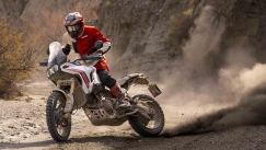 Ducati DesertX 2026: Ριζική ανανέωση μέσω ολικής επαναφοράς (vid)