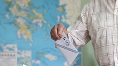 Δημοσκόπηση Interview: Απόσταση 15 μονάδων ΝΔ από ΠΑΣΟΚ - Στήριξη για Κύπρο, αλλά ανησυχία για πόλεμο