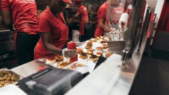 «Φοβήθηκα για τη ζωή μου»: Ο CEO των Five Guys αποκάλυψε το χάος με τη προσφορά που «λύγισε» τα καταστήματα