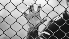 Ρώσος, μη μπορώντας να βρει δουλειά, αποφασίζει να πάει φυλακή για να επιβιώσει!