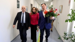 Άδωνις Γεωργιάδης: Μοίρασε τριαντάφυλλα σε γυναίκες στον «Ερυθρό Σταυρό» για την Παγκόσμια Ημέρα της Γυναίκας