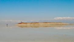 Η πιο αλμυρή λίμνη στη δύση βρίσκεται πάνω σε μια τεράστια υπόγεια δεξαμενή γλυκού νερού
