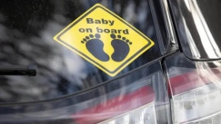 Γιατί κάποιοι προειδοποιούν τους γονείς να μην βάζουν «Baby on board» στο αυτοκίνητο