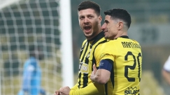 Ο Γιόβιτς πανηγυρίζει με τον Μάνταλο το γκολ με την Κηφισιά