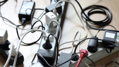 Εργαζόμενη «μπουρδουκλώθηκε» στα καλώδια του γραφείου και πήρε αποζημίωση 20.000 ευρώ