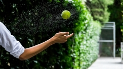 Η πιο περίεργη θεωρία: Το πόσο δυνατά μπορείς να σφίξεις ένα μπαλάκι του τένις συνδέεται με το πόσο καιρό θα ζήσεις