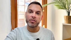 Έδωσε στην 11χρονη κόρη του κινητό αλλά πρώτα την έβαλε να υπογράψει συμβόλαιο (vid)