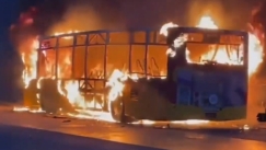 Φρίκη στην Ελβετία: Λεωφορείο τυλίχθηκε στις φλόγες – «Έριξε βενζίνη και αυτοπυρπολήθηκε» (vid)