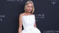 Ναόμι Γουότς: «Δεν θέλω πια να δείχνω 25 ή σαν κάποια που παλεύει για να δείχνει 25»